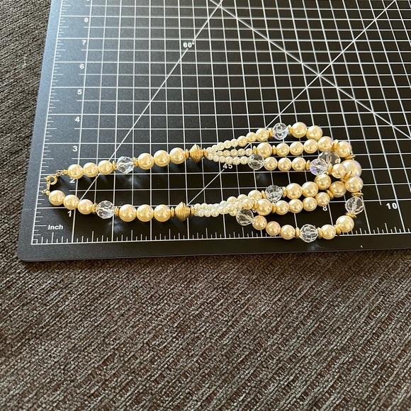 Faux pearl clear plastic beads with gold tone detail layered necklace - Picture 4 of 6